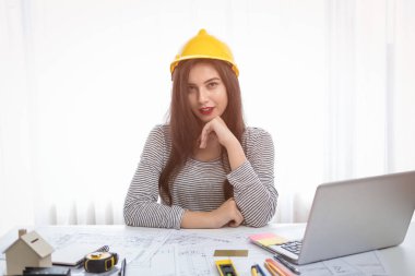 Mimar veya inşaat için çizimler üzerinde planlayıcısı