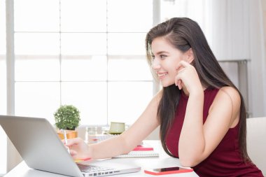 Posta bir küçük paket maliyetinin küçük iş kurumsal hesaplanması