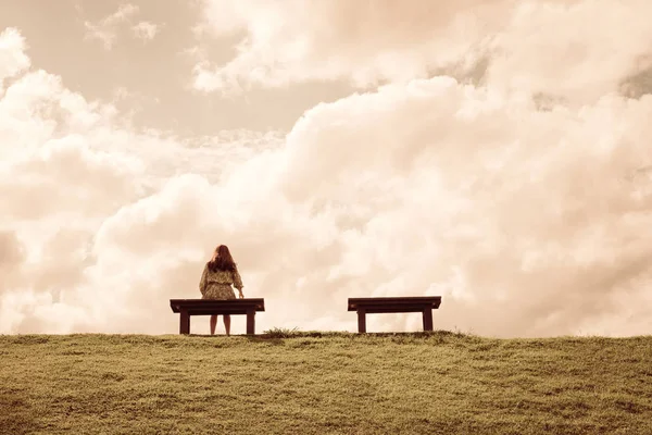 Uma mulher sentada sozinha num banco à espera de amor — Fotografia de Stock
