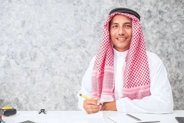 Arabisk affärsman som sitter vid ett skrivbord — Stockfoto