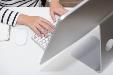 Genç güzel kız ofiste dizüstü bilgisayarda çalışma 