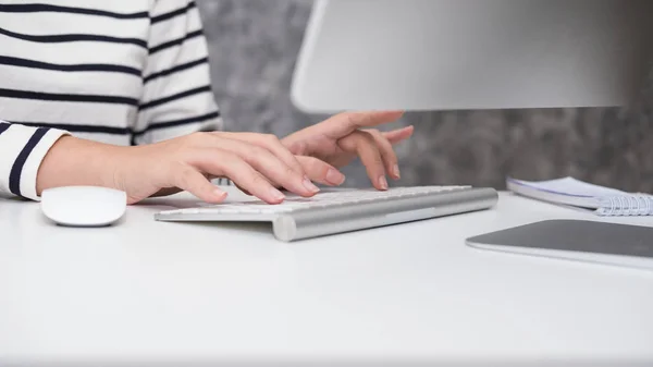 Jovem menina bonita trabalhando no laptop no escritório — Fotografia de Stock