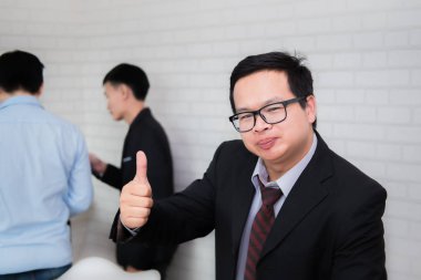 İyi bir takım çalışması, iş yeri stratejisi, iş adamları birlikte gelecekteki planlarını tartışmak ve danışmak için toplanıyor.