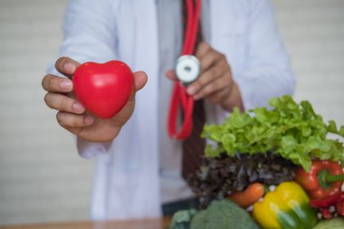 Doktorlar ve tıp uzmanları tarafından önerilen kalp sağlığı diyeti için taze sebze seçimi.