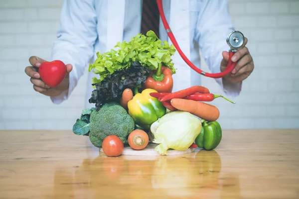 Friss Zöldségek Választéka Szív Egészséges Étrendjéhez Orvosok Egészségügyi Szakemberek Ajánlása — Stock Fotó