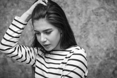 Genç güzel kız endişeli, stresli ve gergin görünüyor.