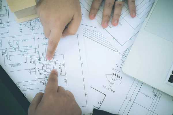 Architect Planner Werkt Aan Tekeningen Voor Bouwplannen Aan Een Tafel — Stockfoto