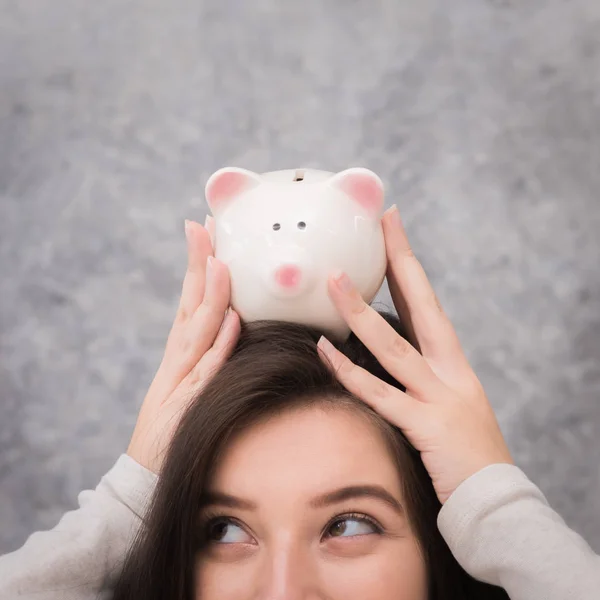 Hermosa Chica Joven Ahorrando Dinero Para Temporada Vacaciones Ahorrando Concepto —  Fotos de Stock