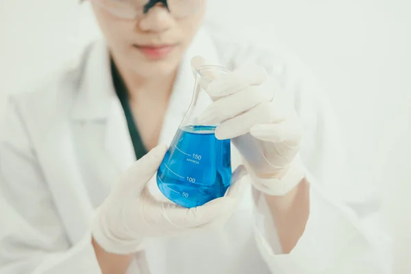 Jonge Aziatische Wetenschapper Werkzaam Het Toilet Met Reageerbuizen Andere Apparatuur — Stockfoto