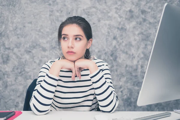 Mulher Bonita Olhando Para Uma Tela Computador Pensando Escritório Estressado — Fotografia de Stock