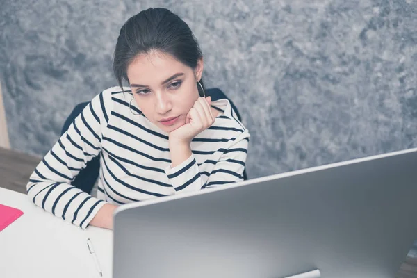 Piękna Młoda Kobieta Patrząc Ekran Komputera Myśląc Biurze Zestresowana Zdenerwowana — Zdjęcie stockowe