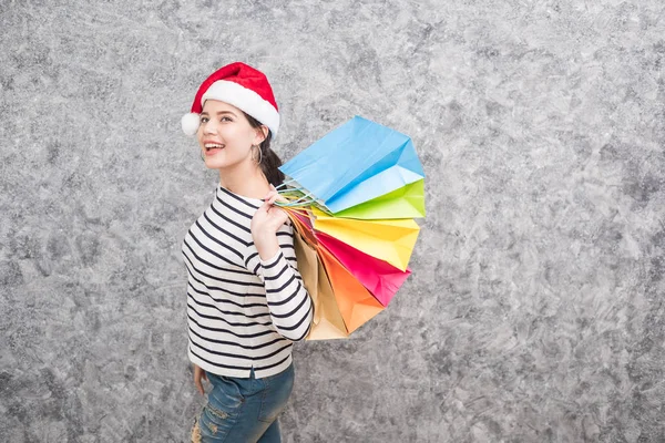 Hermosa Joven Con Sombrero Santa Sosteniendo Montón Bolsas Compras Temporada —  Fotos de Stock