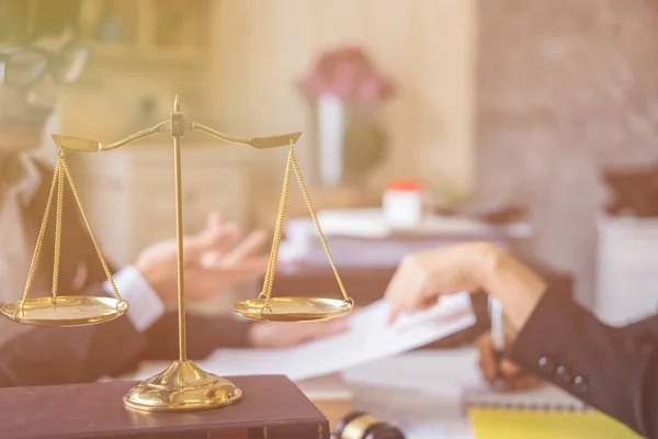 Müvekkil ve avukat, mevcut yasal seçenekleri görüşmek üzere yüz yüze görüştüler.