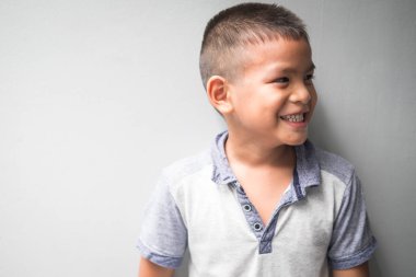 Genç Asyalı çocuk yalnız başına iyi vakit geçir.