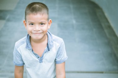 Genç Asyalı çocuk yalnız başına iyi vakit geçir.