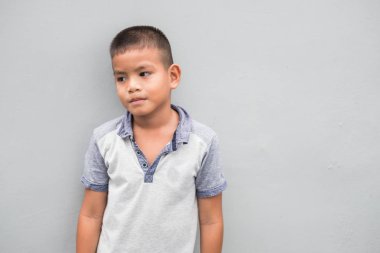 Genç Asyalı çocuk yalnız ve üzgün kal
