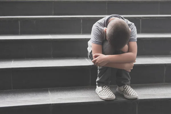 Jonge Aziatische Jongen Blijven Alleen Verdriet — Stockfoto