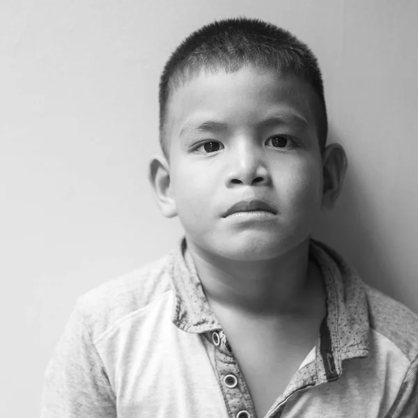 Молодой Азиатский Мальчик Остается Один Грустно — стоковое фото