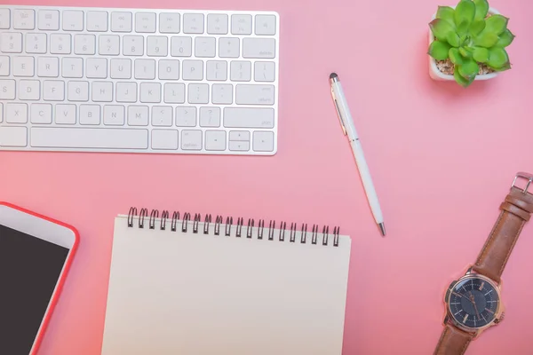 Kreative Flache Arbeitsfläche Für Schreibtisch Büropapier Und Lifestyleobjekte Auf Rosa — Stockfoto