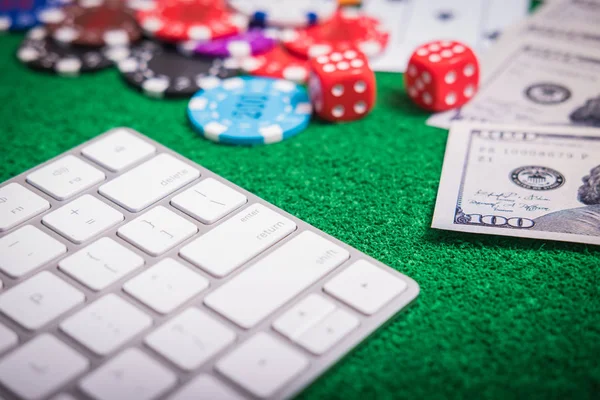 Fichas Tarjetas Juego Una Mesa Casino Tela Verde —  Fotos de Stock