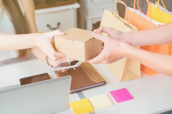 Çevrimiçi alışveriş için küçük işletme girişimi kaygıları, küçük bir paketin posta ücretinin hesaplanması