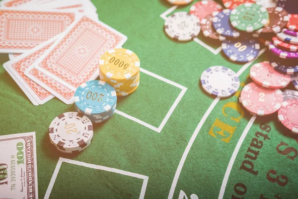 Fichas Tarjetas Juego Una Mesa Casino Tela Verde — Foto de Stock