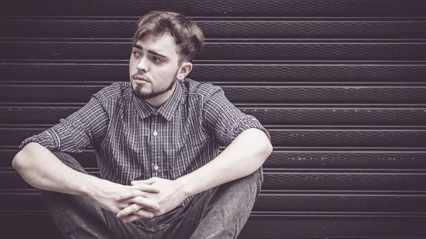 Üzgün adamın portresi. Yakın çekim.