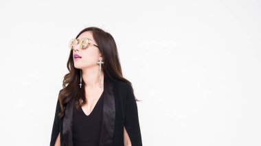 Beyaz arka planda klasik tarzı olan güzel bir Asyalı kadın. 