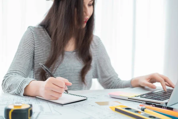 Architect Planner Werkt Aan Tekeningen Voor Bouwplannen Aan Een Tafel — Stockfoto