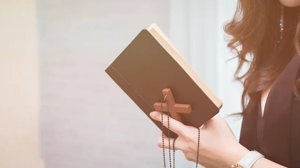 Detailní Záběr Mladou Asiatku Držící Bibli Modlící Věřit Konceptu — Stock fotografie