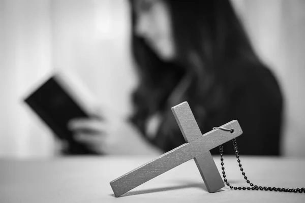 Zbliżenie Młodą Azjatkę Trzymającą Biblię Modlącą Się Uwierz Koncepcję — Zdjęcie stockowe