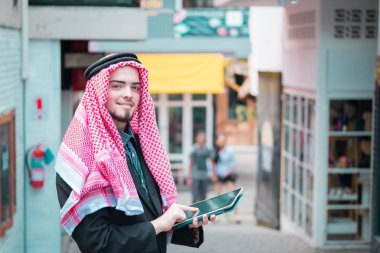 Arap iş adamı pazarında ayakta duruyor ve çalışıyor, iş kavramı