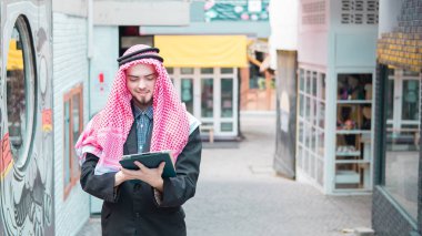 Arap iş adamı pazarında ayakta duruyor ve çalışıyor, iş kavramı