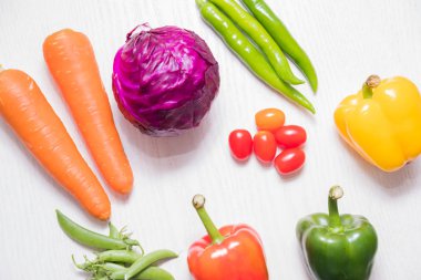 Doktorlar ve tıp uzmanları tarafından önerilen kalp sağlığı diyeti için taze sebze seçimi.