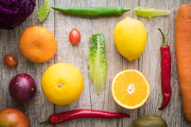 Doktorlar ve tıp uzmanları tarafından önerilen kalp sağlığı diyeti için taze sebze ve meyve seçimi.