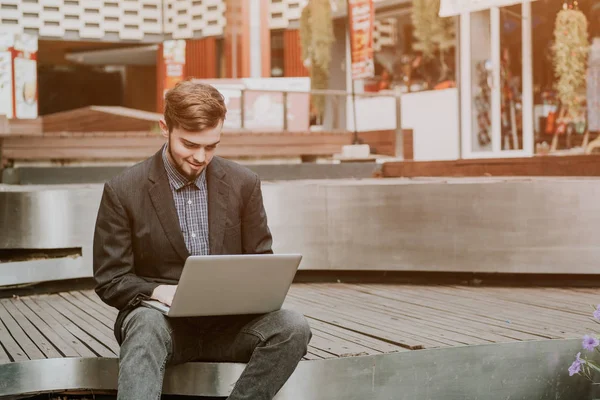 Yönlendirme ve ilham arayan mutlu genç iş adamının portresi. 