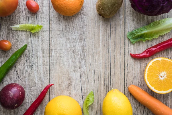 Doktorlar ve tıp uzmanları tarafından önerilen kalp sağlığı diyeti için taze sebze ve meyve seçimi.