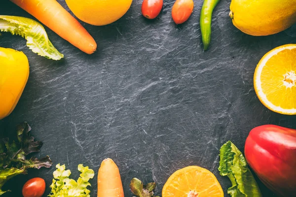 Doktorlar ve tıp uzmanları tarafından önerilen kalp sağlığı diyeti için taze sebze ve meyve seçimi.