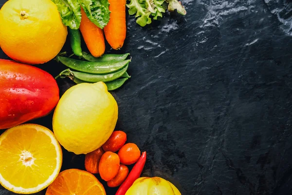 Doktorlar ve tıp uzmanları tarafından önerilen kalp sağlığı diyeti için taze sebze ve meyve seçimi.