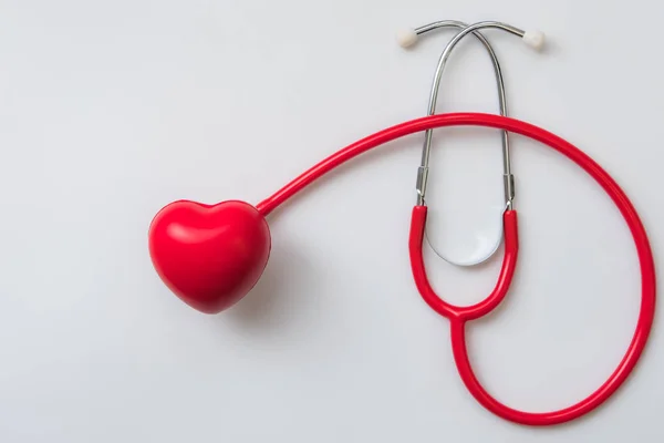 Fechar Coração Vermelho Estetoscópio Fundo Branco Conceito Dia Saúde Mundial — Fotografia de Stock