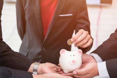 Asyalı iş yatırımcıları bankalarla mali anlaşma başlatıyorlar