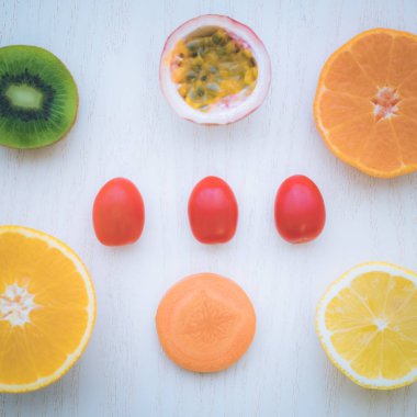 Doktorlar ve tıp uzmanları tarafından önerilen kalp sağlığı diyeti için taze sebze ve meyve seçimi.