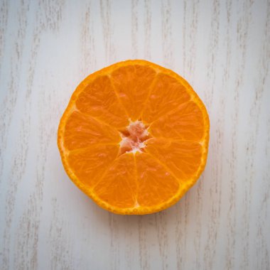 Ahşap masada turuncu yarım manzara