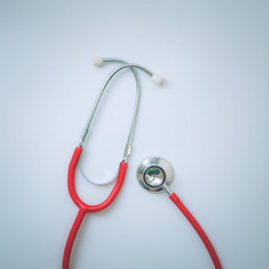 Beyaz arka planda steteskopu kapat, dünya sağlık günü konsepti, klasik tonu işleme al