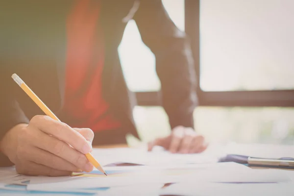 Geschäftsleute Treffen Sich Über Die Zukunftspläne Ihrer Gemeinsamen Arbeit Diskutieren — Stockfoto