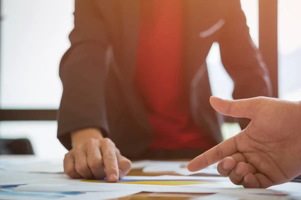 Vergadering Van Zakenmensen Toekomstige Plannen Van Hun Werk Samen Bespreken — Stockfoto