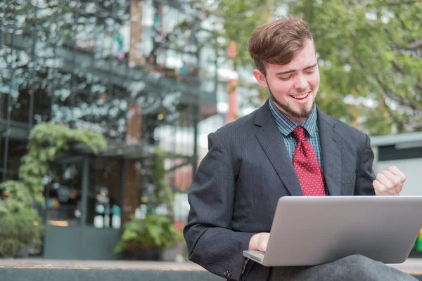 Поисках Режиссуры Вдохновения Портрет Счастливого Молодого Бизнесмена Сидящего Ноутбуком — стоковое фото
