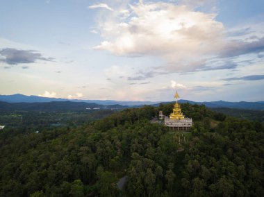 Budist tapınağı ve Chiang Mai kırsal alanlara drone uçan hava üstten görünüm fotoğrafın,