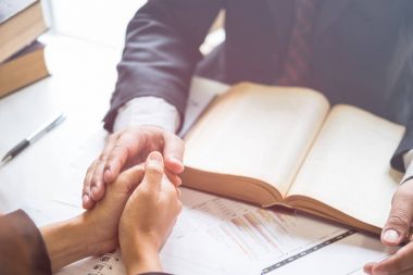 Müvekkil ve avukat, mevcut yasal seçenekleri görüşmek üzere yüz yüze görüştüler.