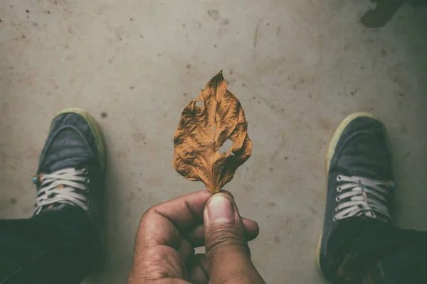 Hombre Mirando Hacia Abajo Los Pies Enfoque Selectivo — Foto de Stock